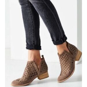 Crown Vintage Women's SZ 7M Laser Cut Out Perforated Taupe Tan Suede Bootie